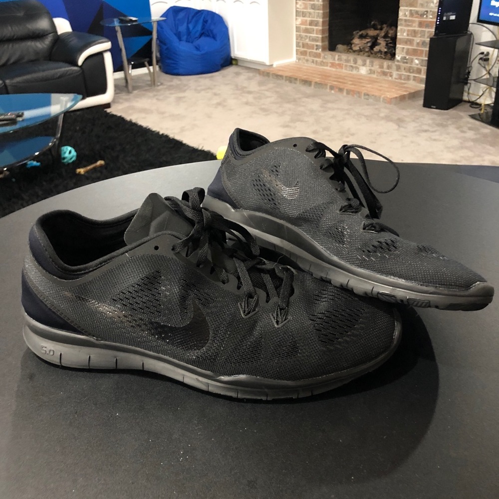 Black nike running shoes